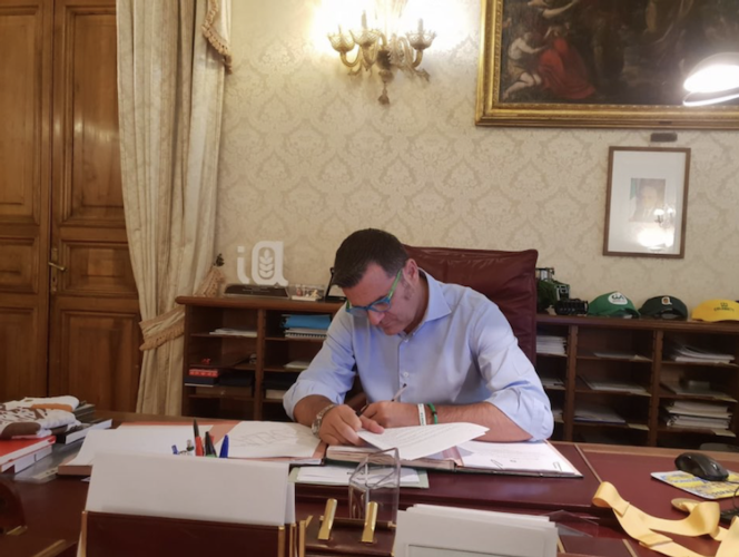 Il ministro durante la firma dei tre decreti in data 13 agosto 2019