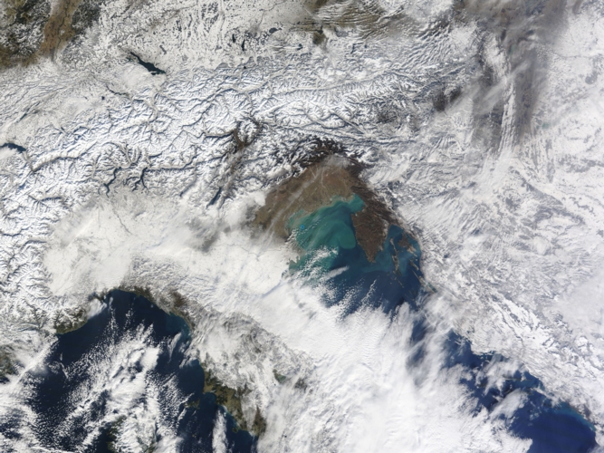 Immagine scattata dal satellite Terra. Viene evidenziata la notevole copertura nevosa sul nord Italia