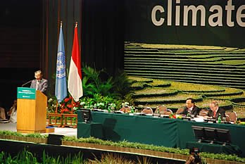 Il ministro dell'Ambiente indonesiano e presidente del COP 13, Rachmat Witoelar, alla sessione di apertura