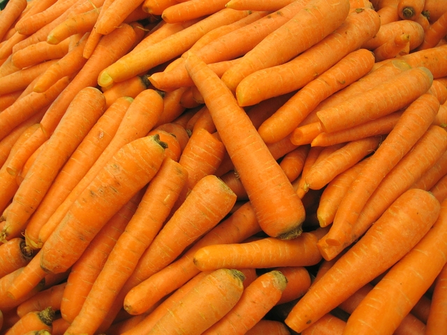 Salute: la top ten della frutta che abbronza, vincono le carote