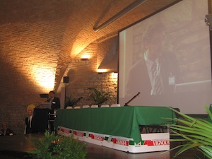 Stefano Lugli del Dipartimento colture arboree dell'Università di Bologna durante il suo intervento al Convegno nazionale del ciliegio tenutosi dall'8 al 10 giugno 2011 a Vignola (MO)