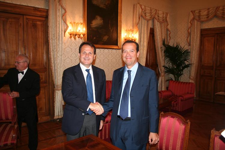 Da sinistra, il ministro al Mipaaf Saverio Romano e il vice presidente di British American Tobacco Italia, Giovanni Carucci