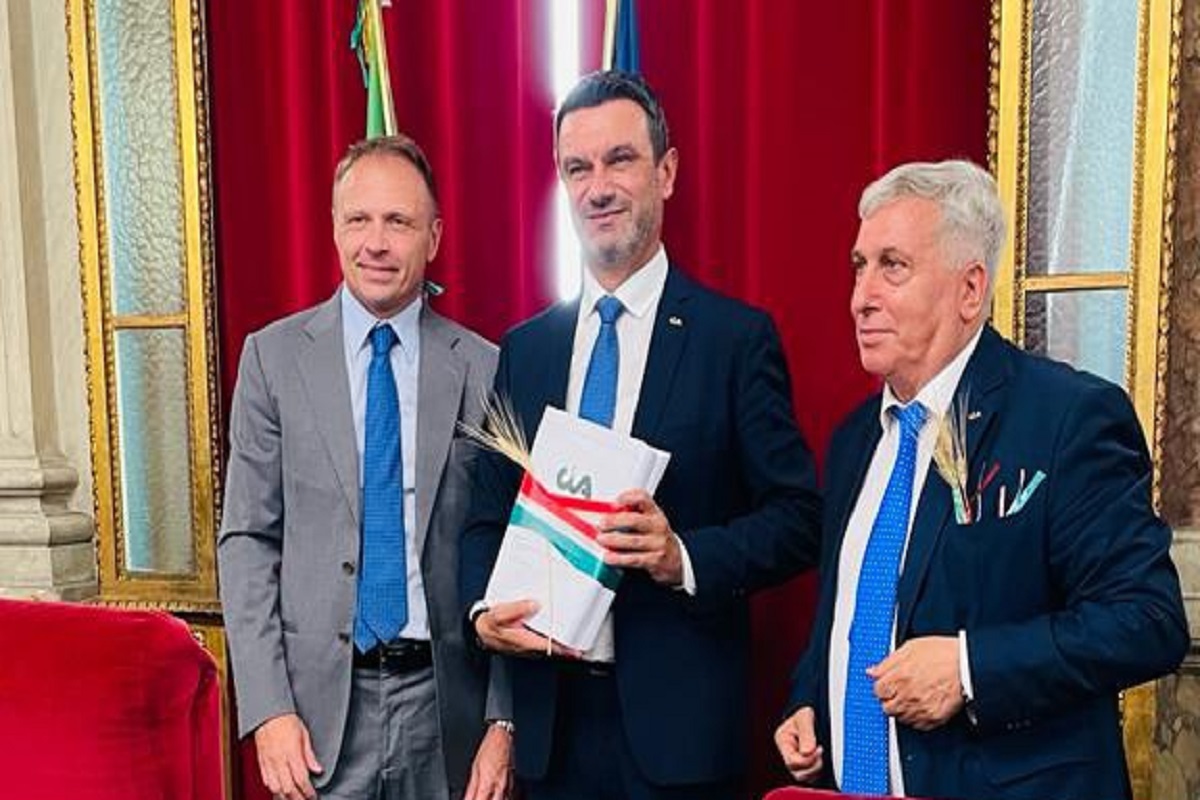 Il ministro Francesco Lollobrigida insieme al presidente Cia Cristiano Fini e al vicepresidente Gennaro Sicolo. L'organizzazione preme anche per un rilancio dei contratti di filiera e per il rispetto di prezzi minimi non al di sotto dei costi di produzione