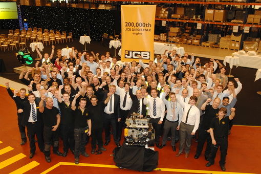 Il personale Jcb Power Systems celebra la produzione del motore numero 200mila