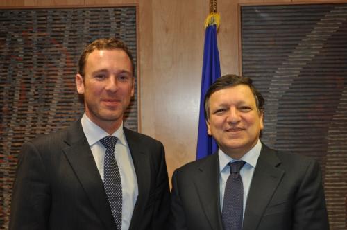 Da sinitra, il presidenre del Ceja, Joris Baecke e il presidente della Commissione europea Jose Manuel Barroso