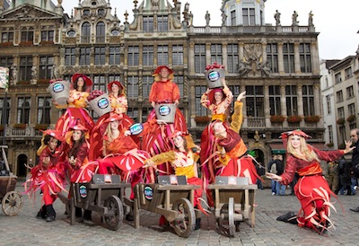 La parata Kanzi nella Grand Place di Bruxelles