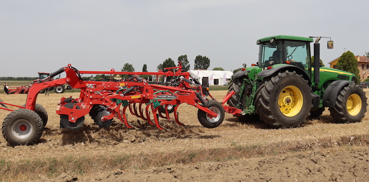 Nuovo coltivatore Kverneland Enduro Pro 4000T in campo