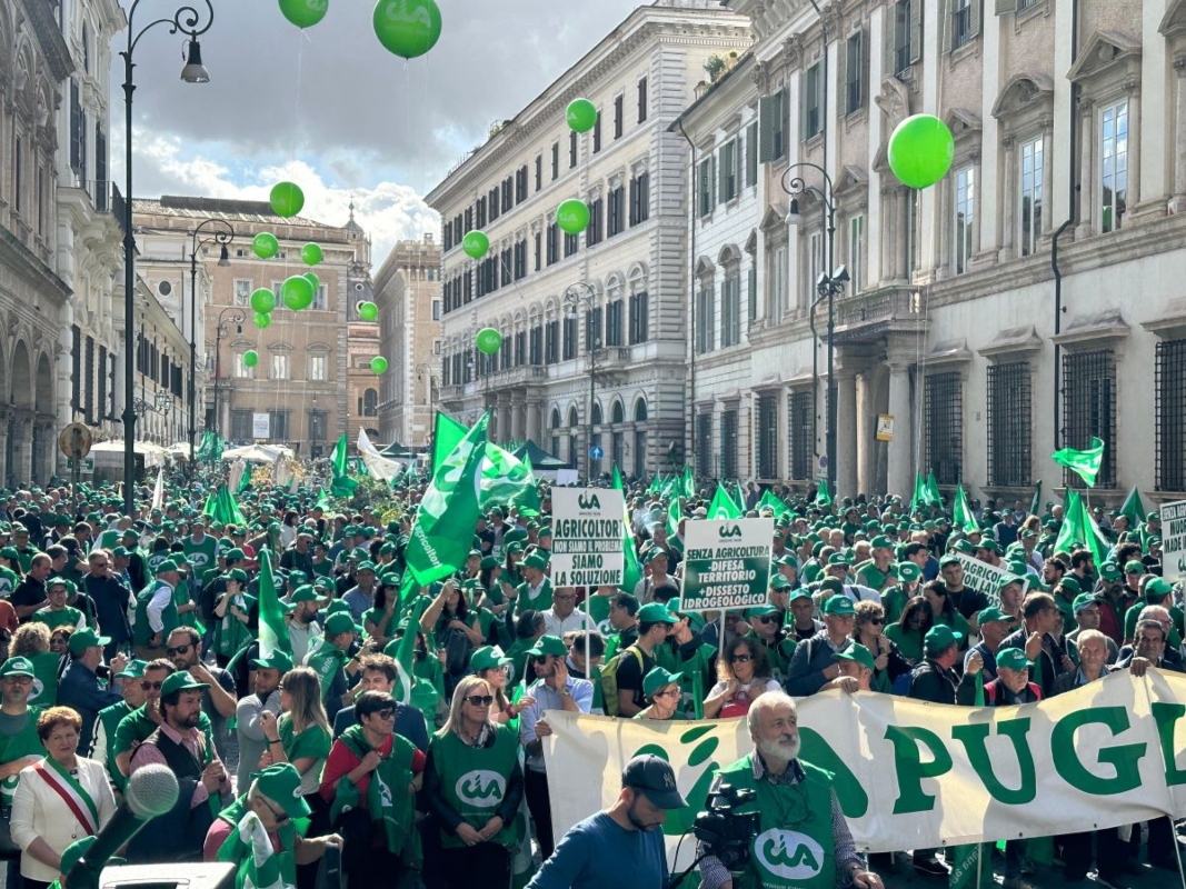 Un momento della manifestazione Cia tenutasi ieri nel centro di Roma per protestare contro le condizioni degli agricoltori