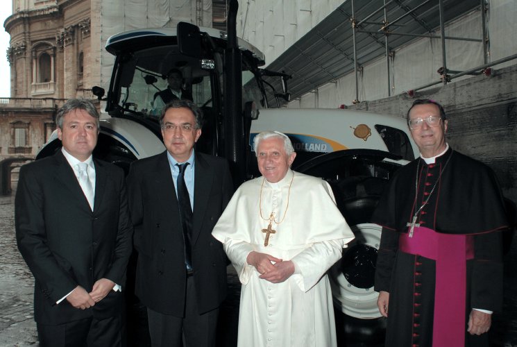 Un trattore New Holland per il Papa