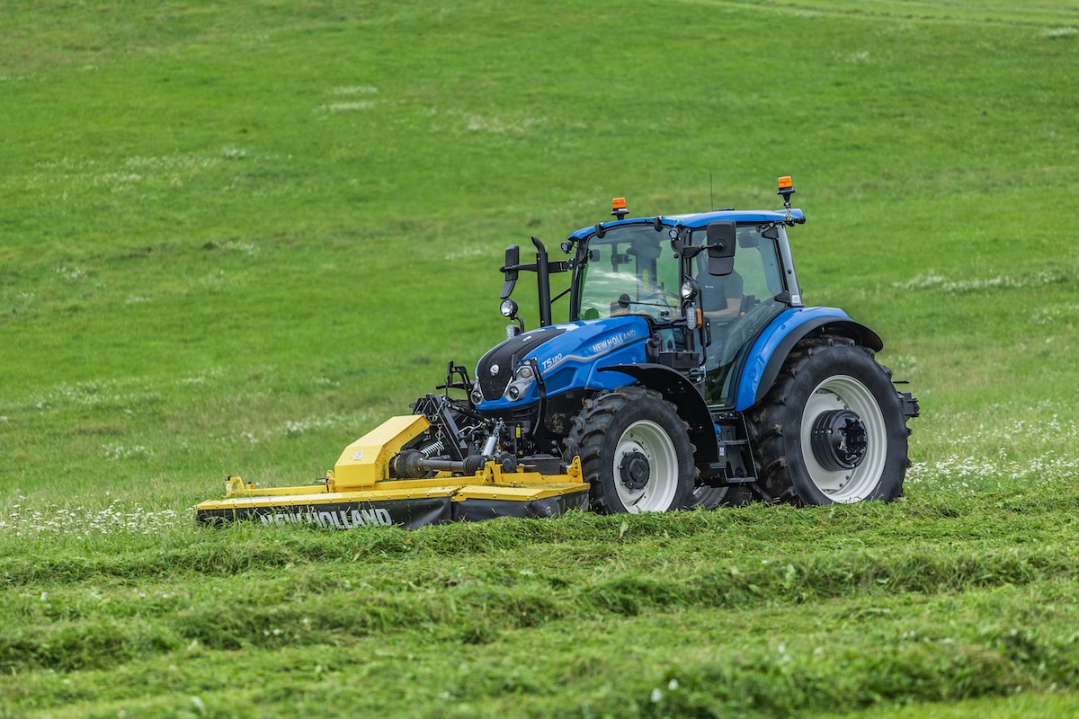 New Holland T5.120 Powershuttle ideale per le operazioni di fienagione