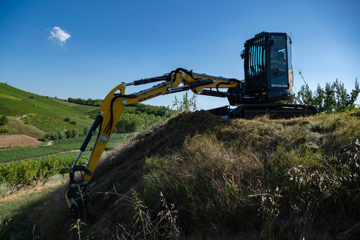 I mini escavatori cingolati Serie D di New Holland preparano il terreno per nuovi impianti