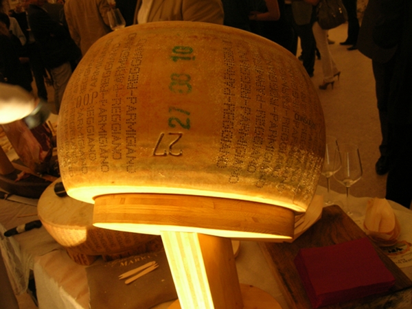  Le tante eccellenze della tradizione casearia italiana, e non solo i formaggi più 'blasonati' come il Parmigiano Reggiano di questa foto, possono trovare nel Giappone un mercato interessante