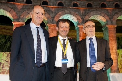 Il presidente Marini, al centro, con i ministri Passera e Catania