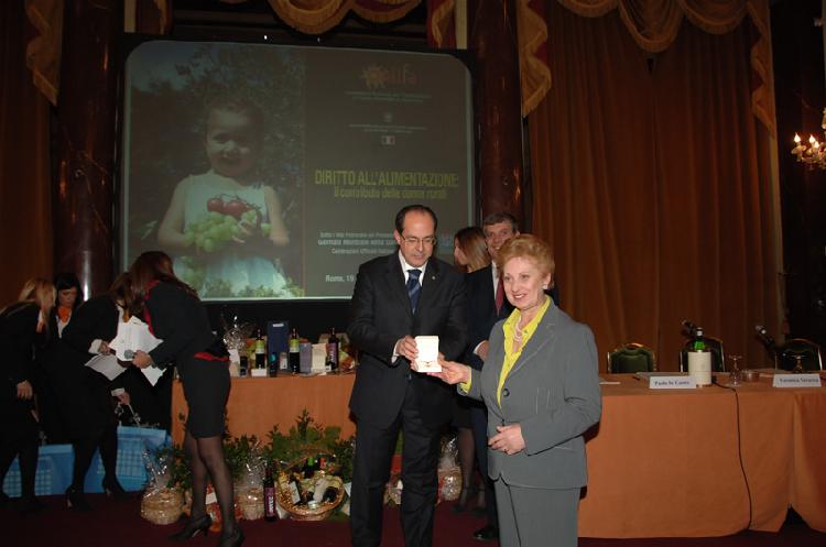 L'ex ministro Mipaaf De Castro premia Rosanna Bomprezzi, prima per l'edizione De@Terra 2007