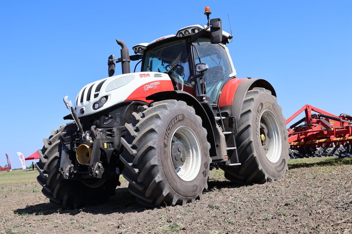 Scopri il potente Steyr 6340 Terrus CVT con tecnologie avanzate per l'agricoltura moderna