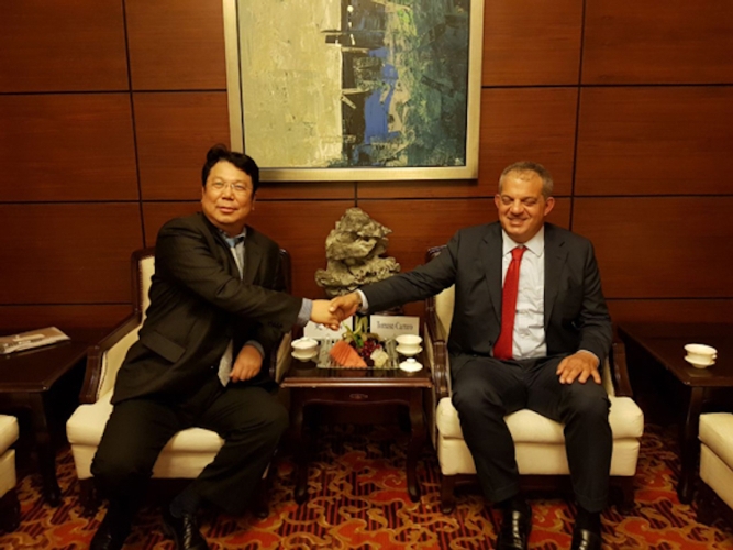 Da sinistra Shoubo Cui, general manager di Shandong Juming Group, e Tomaso Carraro, vice presidente di Carraro Group