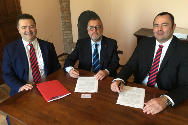 La firma dell'accordo: da sinistra Andrea Maschio, Gianni Dalla Bernardina e Mirco Maschio