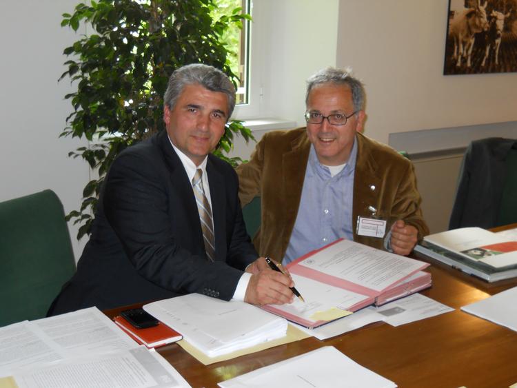 Firma dell'accordo Inea/Wwf. Da sinistra: Tiziano Zigiotto, presidente Inea e Stefano Leoni, presidente di Wwf Italia