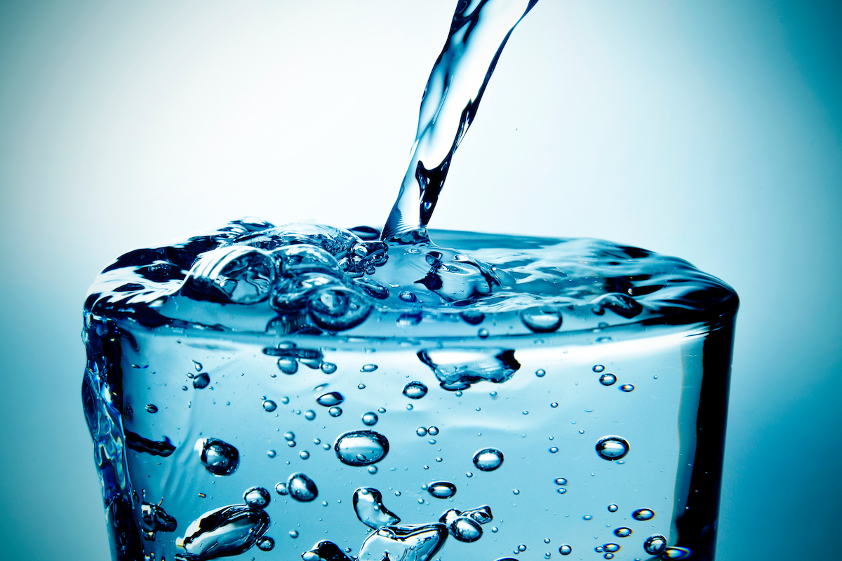 È necessario bere 1,5-2,5 litri d'acqua al giorno per stare bene e in salute (Foto di archivio)