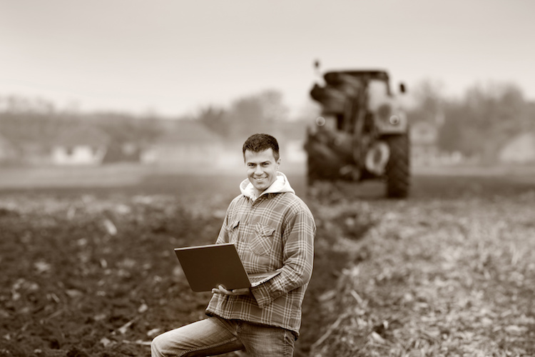 agricoltura-digitale-precisione-innovazione-macchine-agricole-by-budimir-jevtic-fotolia-750