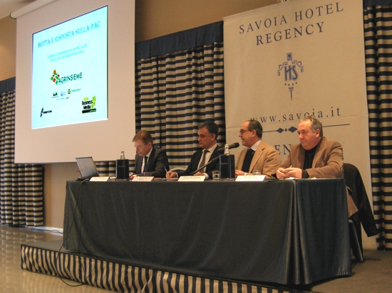 Un momento dell'incontro. Da destra: Antonio Dosi (Agrinsieme), Paolo De Castro (presidente Comagri), Lorenzo Tosi (giornalista e moderatore del dibattito), Angelo Frascarelli (Università di Perugia)