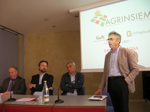 Un momento dell'incontro durante l'intervento dell'assessore all'Agricoltura dell'Emilia Romagna, Tiberio Rabboni. Al tavolo, da sinistra, Antonio Dosi (Cia), Guglielmo Garagnani (Confagricoltura), Antonio Ferraguti (Confcooperative-Fedagri)