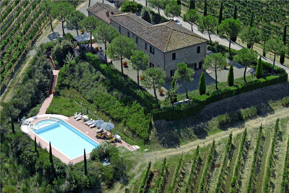 Un agriturismo con piscina in Toscana (Foto di archivio)