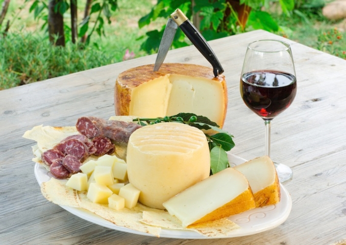 Italia e Francia si contendono da sempre il primato nel vino e nei formaggi 