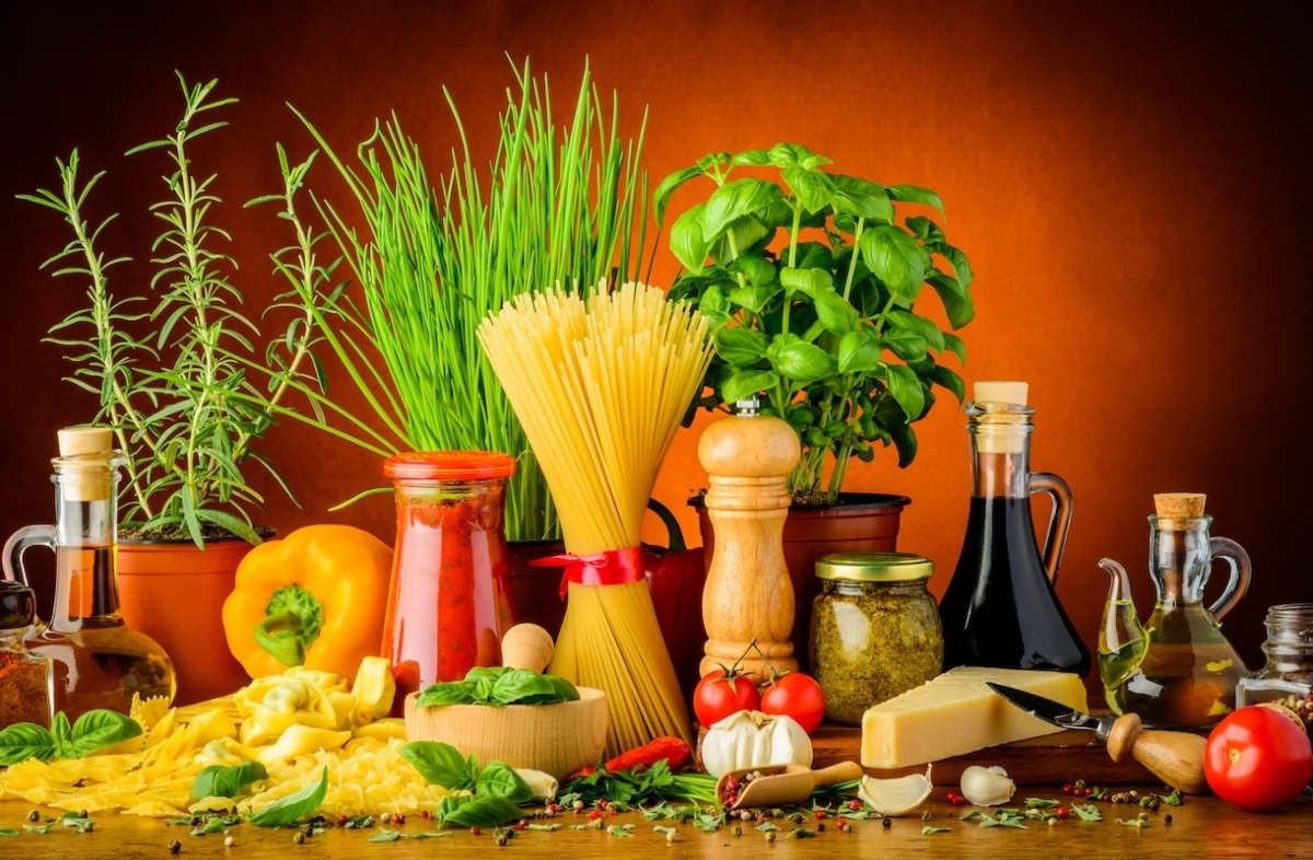 Agroalimentare italiano, prodotti tipici made in Italy come pasta, olio e formaggi