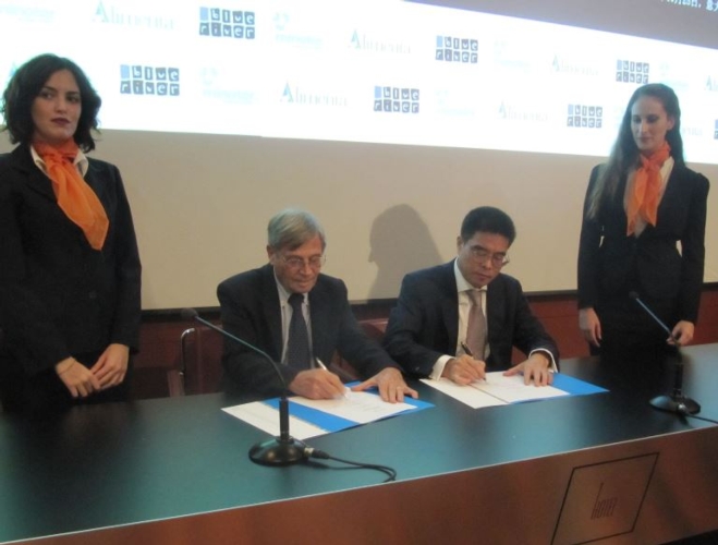 Al centro, da sinistra: Gualtiero Cualbu, presidente Minoter Spa, e Yuanrong Chen, presidente Blue River Dairy, firmano l'accordo per i nuovi investimenti in Sardegna