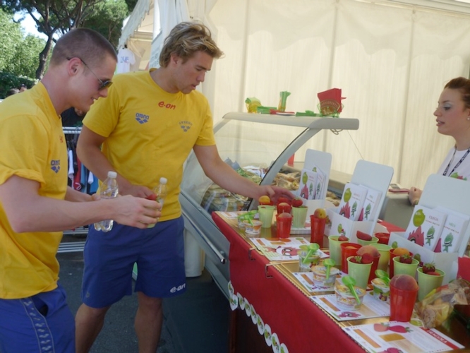 Anche gli atleti stranieri hanno apprezzato la frutta fresca dello stand di Frutta & Verdura scoprila, gustala, sceglila