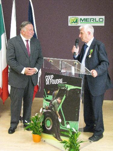A sinistra Gérard Larcher e, a destra, Amilcare Merlo con l'onoreficenza di Grande Ufficiale della Repubblica Francese sul petto