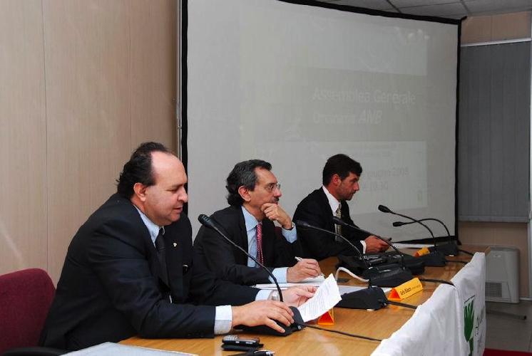 Il tavolo dei relatori durante l'assemblea dell'Anb