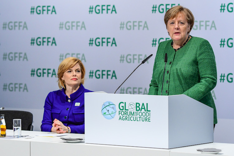 A sinistra Julia Klöckner, ministro tedesco dell'Alimentazione e dell'agricoltura, e a destra la cancelliera tedesca Angela Merkel