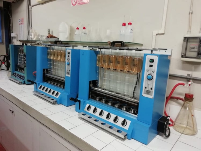 Apparecchi per la determinazione della fibra acida e neutra installati nel laboratorio del dipartimento di Scienze medico veterinarie dell'Università degli studi di Parma