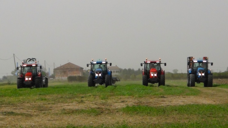 La sfilata dei nuovi modelli durante le prove in campo vicino alla sede di Argo Tractors, Fabbrico, Reggio Emilia