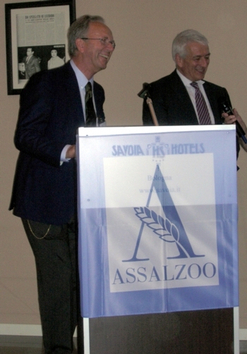 Silvio Ferrari, a destra nella foto, passa il testimone della presidenza di Assalzoo ad Alberto Allodi