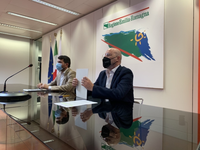 A sinistra l'assessore Alessio Mammi e a destra il presidente Stefano Bonaccini