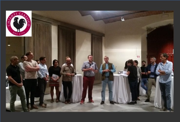 I produttori dell'Associazione Viticoltori Gaiole riuniti in un evento di degustazione 