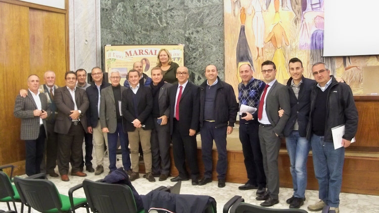 Nella foto di gruppo, alcuni enologi associati e i relatori dell'incontro di ieri 26 novembre