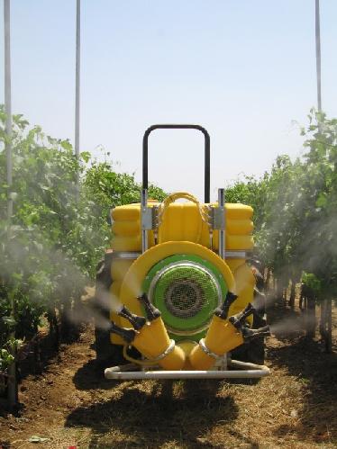 Da un punto di vista terminologico il termine 'pesticida' non comparirà in sede di recepimento della direttiva nell'ordinamento italiano, sostituito dal termine 'agrofarmaco'