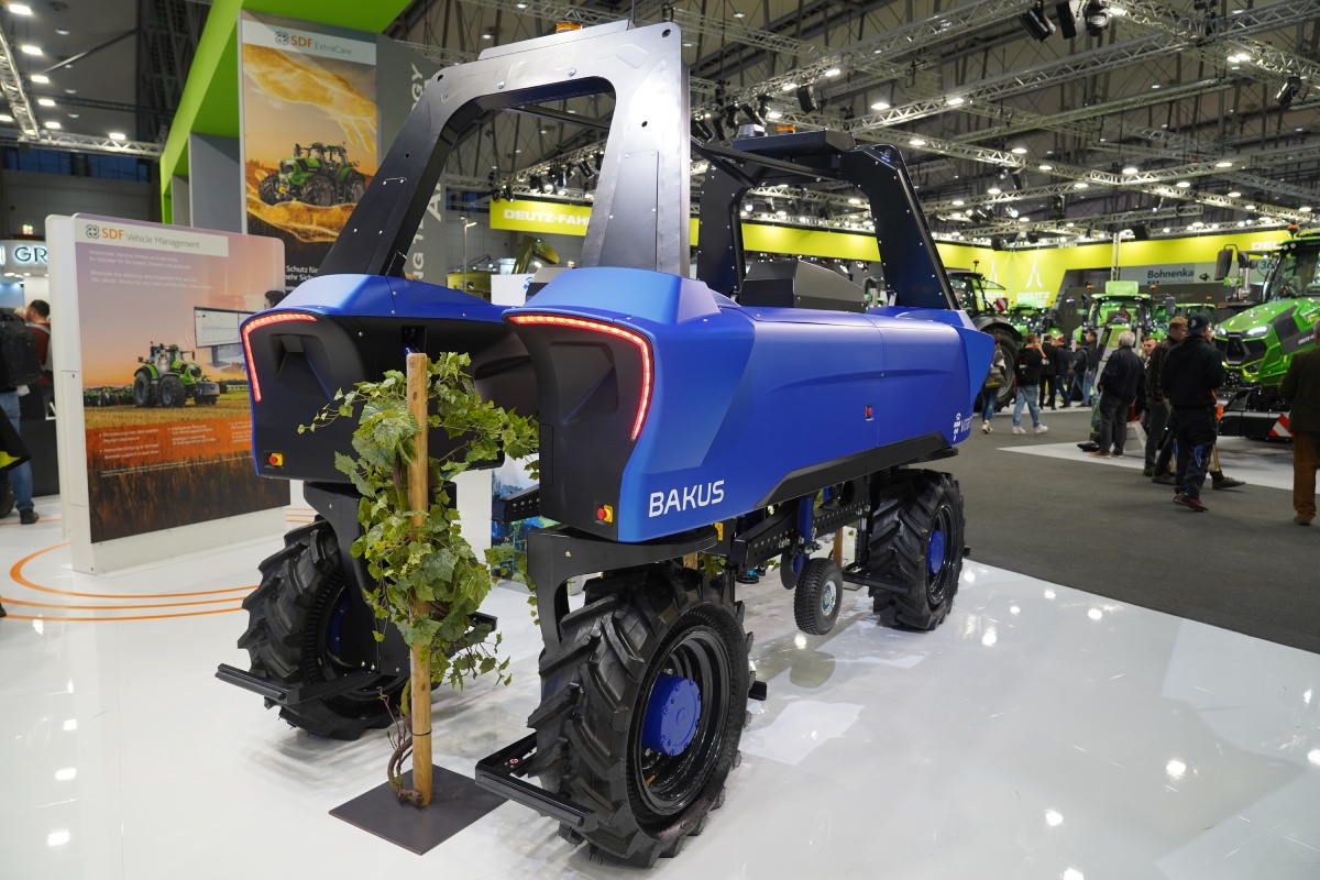 Esplora l'evoluzione dei robot agricoli, dal diserbo alla gestione delle colture in campo