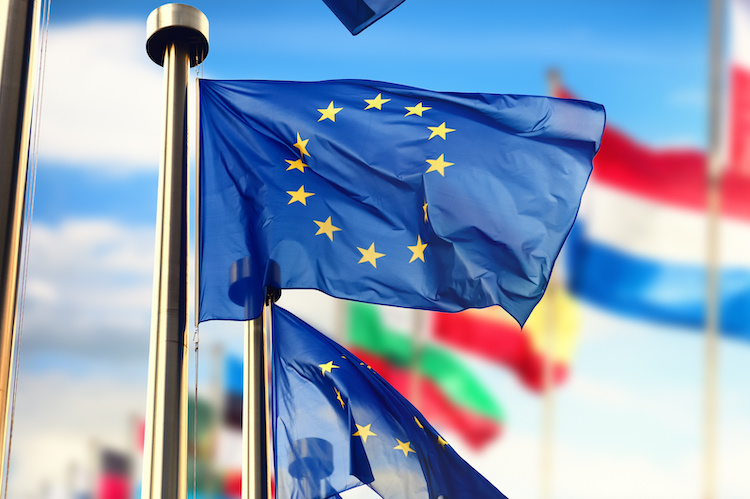bandiera-europea-unione-europea-cielo-by-grecaud-paul-adobe-stock-750x500
