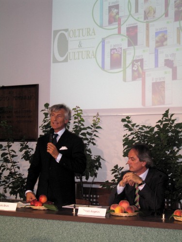 La presentazione del libro 'il pesco'. Nella foto, Paolo Bruni, Fedagri, e Renzo Angelini, Bayer CropScience