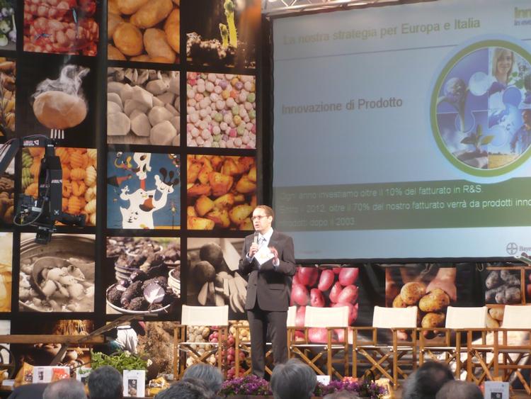 Frank Terhorst, amministratore delegato di Bayer CropScience, presenta il volume 'la patata'