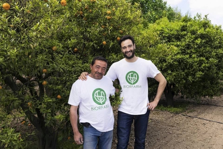 Osvaldo De Falco (a destra), fondatore di Biorfarm, nella sua azienda agricola