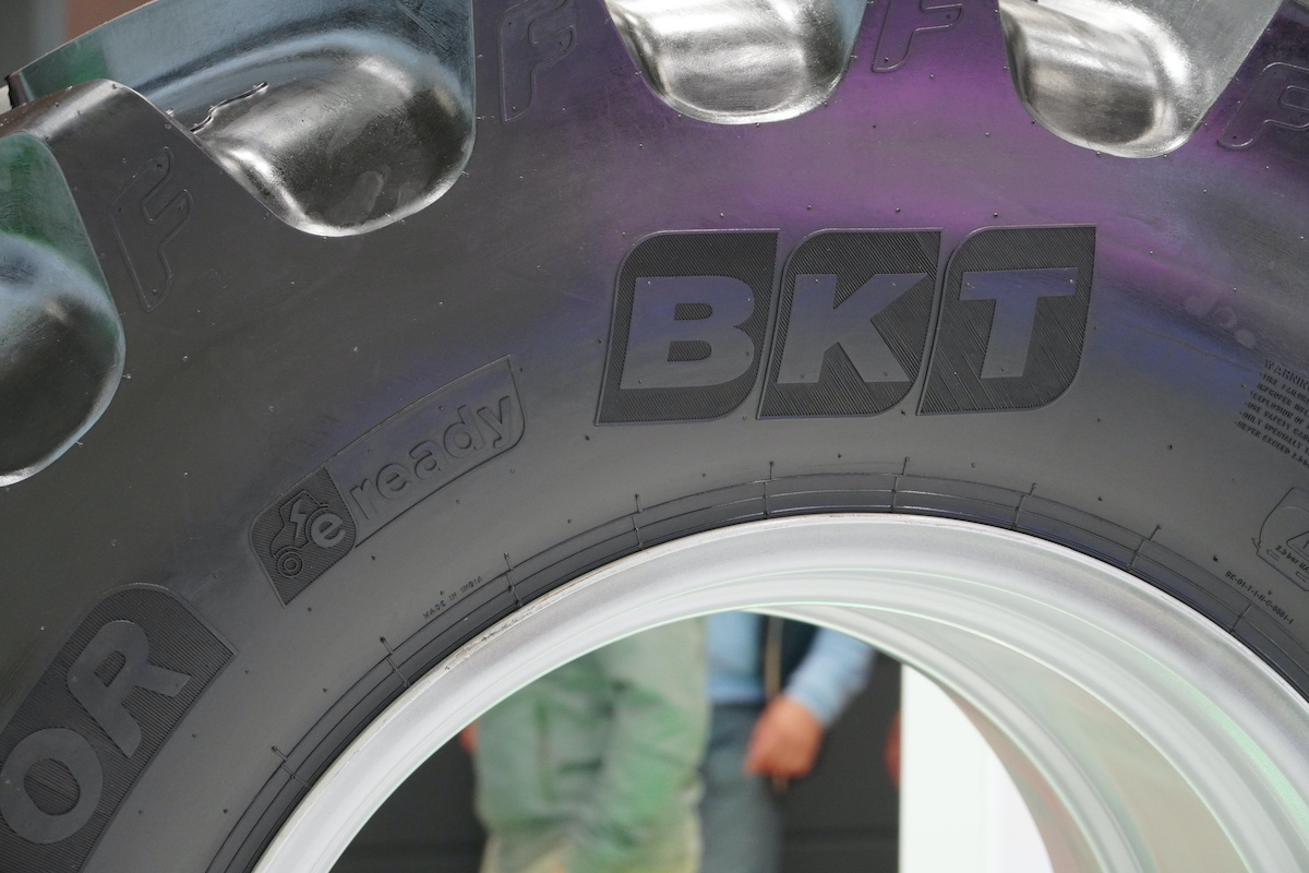 Logo e-ready sui pneumatici BKT per la mobilità elettrica