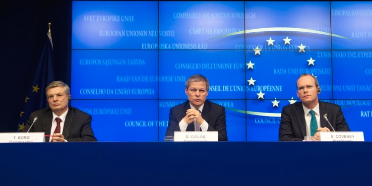 Da sinistra: Tonio Borg, membro della Commissione europea, Dacian Ciolos, membro della Commissione europea e Simon Coveney, ministro irlandese dell'Agricoltura