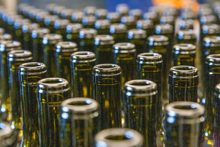Bottiglie di vetro, uno degli articoli rincarati per le aziende (Foto di archivio)