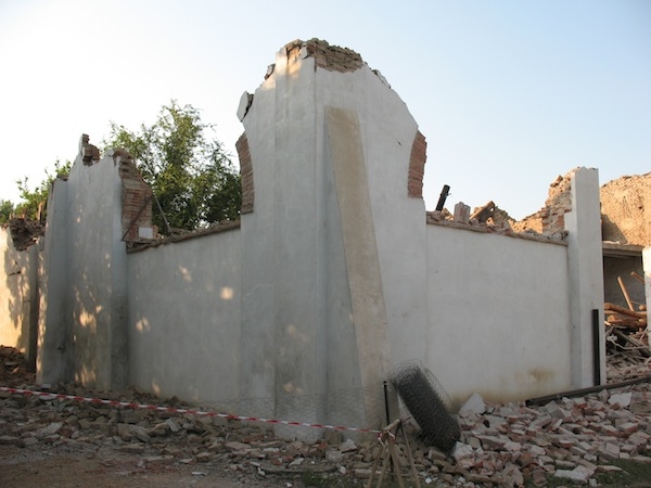 San Rocco di Quistello, il fienile dell'azienda agricola di Giuliano e Lorenzo Calciolari distrutto dal sisma